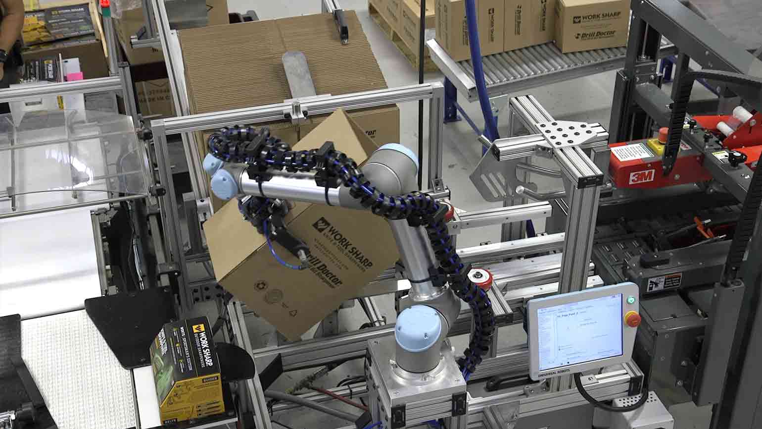 ねじ締めと箱の組み立てにロボットを導入、生産性を向上