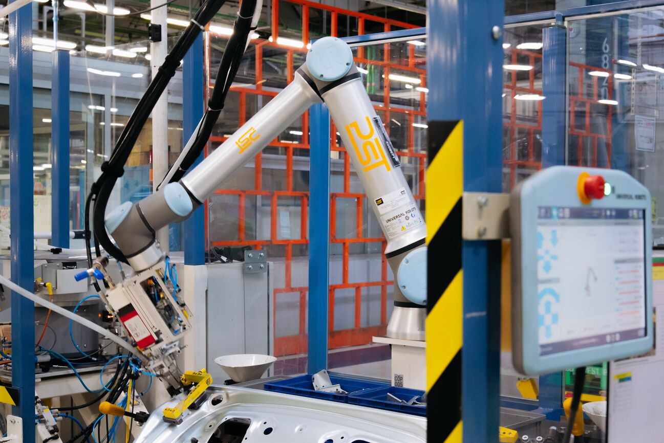 12 Real World Industrial Robotic Applications In Various Sectors