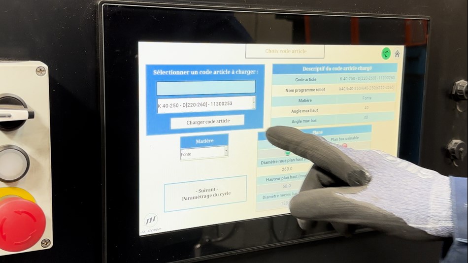Il sélectionne la référence de roue à poncer sur l’interface homme-machine (IHM) spécialement conçue par JL Corp