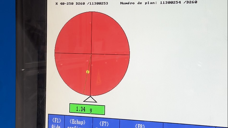 Un dernier équilibrage vérifie la conformité de la roue après le ponçage