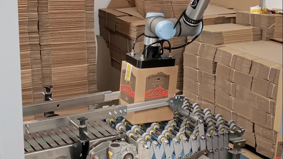 Le cobot récupère les cartons depuis un convoyeur avec un préhenseur